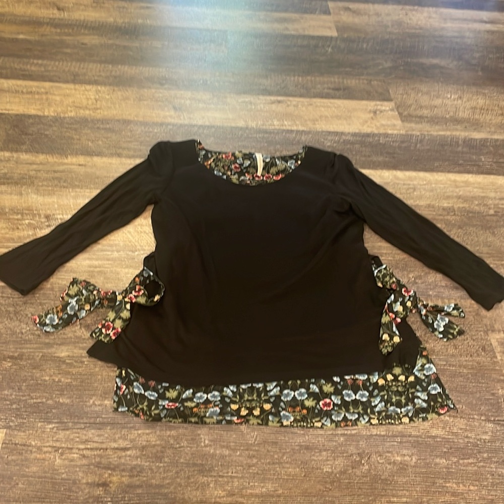 LC Lauren Conrad XS Black 3/4 sleeve blouse with pretty floral lining and bows